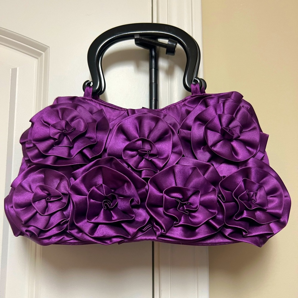 Show stopper clutch! Perfect for any occasion